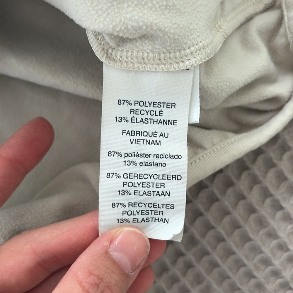 Women’s Vuori quarter snap pullover- $60 - Picture 3 of 4